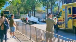 Mobil Pribadi Terbalik Hebat Usai Hantam Trotoar, Pengemudi Selamat dan Tolak ke Rumah Sakit