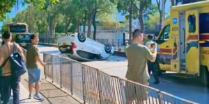 Mobil Pribadi Terbalik Hebat Usai Hantam Trotoar, Pengemudi Selamat dan Tolak ke Rumah Sakit
